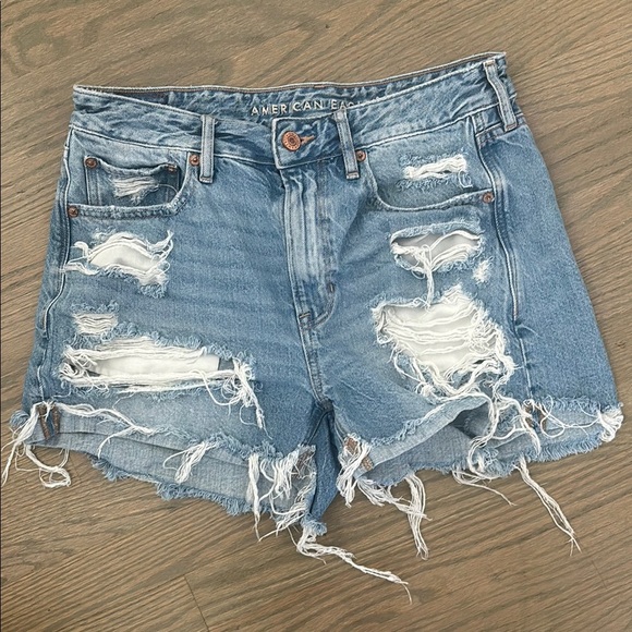 American Eagle Outfitters Women’s size 6 Blue Distressed Denim tom
Girl  Shorts - Picture 4 of 5